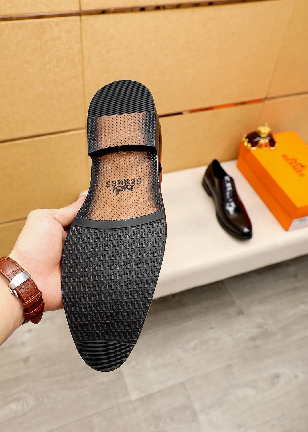 Men's shoes 💰460💐 Product trademark: HERMES "Hermès" business leather shoes Regular size: 38-44 (45🉑️customized) Product materials: Selected imported first-layer open-edge beaded calfskin upper, imported water-dyed 🐂 cowhide lining. Strong three-dimensional visual effect, non-slip and wear-resistant combination outsole Color: 2⃣️colors available